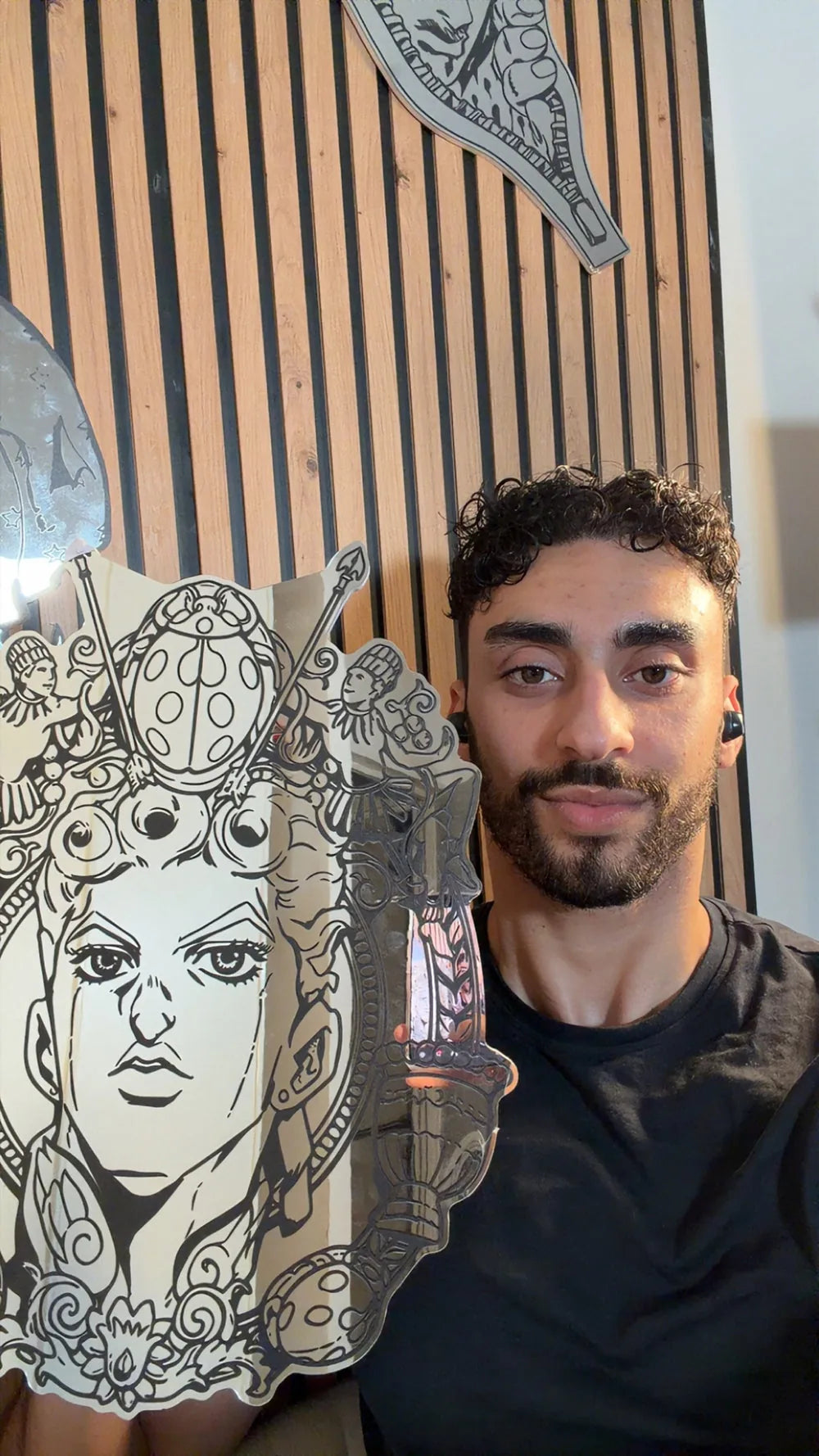 Amine, créateur des miroirs gravés Reflet, dans son atelier en France